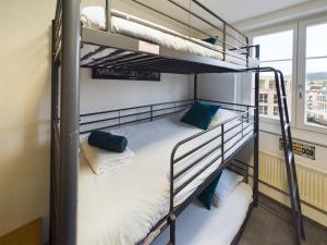 2 letti a castello in una camera con finestra di The5Continents III - Youth Hostel by Stay Swiss a Porrentruy