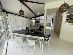 Un comedor con mesa y sillas en Casa beira Rio, en Sana