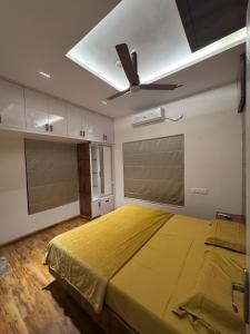 Ένα ή περισσότερα κρεβάτια σε δωμάτιο στο Vels Villa A home away from home at Pollachi
