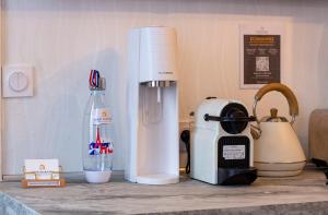 a kitchen counter with a mixer and a blender at Bulle Champenoise - Netflix & Wifi - Localisation Idéale - check-in 24H24 - GoodMarning in Chalons en Champagne