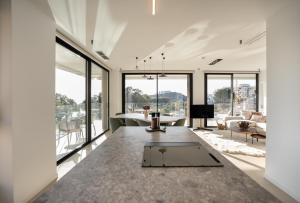 比利亚霍约萨Pure Sea Apartments Villajoyosa的客厅设有大窗户和桌子
