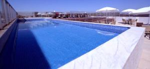 A piscina localizada em Allia Gran Pampulha Suites ou nos arredores