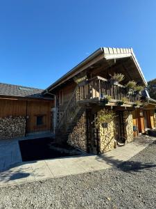 ein Haus mit einer Treppe an der Seite in der Unterkunft Wood chalet -Poêle à bois - proche ski et télécabine in Morillon + 36 Fotos