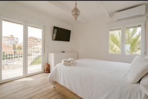 A bed or beds in a room at Apartamento Alma de Mar, increíble vistas!!