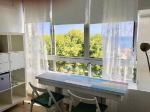 a desk in a room with a large window at Apartamento Torre San Francisco in Benalmádena