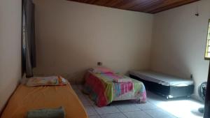 Ένα ή περισσότερα κρεβάτια σε δωμάτιο στο Casa grande e bem localizada
