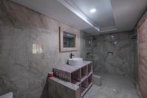 a bathroom with a sink and a shower at Bunbulan sunshine in Kubupenlokan