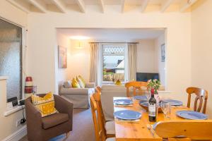 Khu vực ghế ngồi tại Minim Cottage