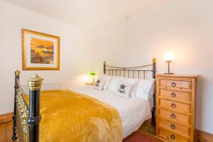 Giường trong phòng chung tại Minim Cottage