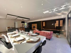 Posezení v ubytování Villa avec piscine aux portes des Sables d'Olonne