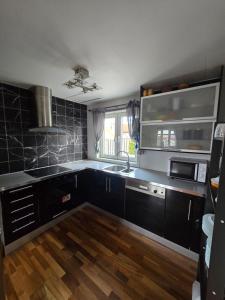 Η κουζίνα ή μικρή κουζίνα στο A room in an apartment