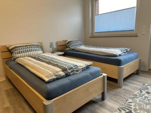zwei Betten nebeneinander in einem Zimmer in der Unterkunft Apartment Schorre in Löhne