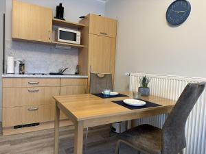 eine Küche mit Holztisch und Mikrowelle in der Unterkunft Apartment Schorre in Löhne