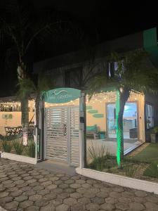 Dona Catarina Hotel في فلوريانوبوليس: نخلة أمام مبنى في الليل