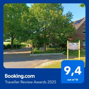 BrodersbyDat lütte Nest的树屋前的标志