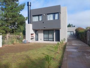 a house with a large yard in front of it at Duplex a estrenar!! Zona Parque in Necochea