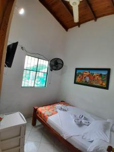 内科克利Hostal Princesa Katia的带床和窗户的卧室