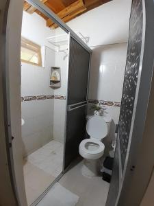 内科克利Hostal Princesa Katia的带厕所和淋浴的小浴室 更多37张照片