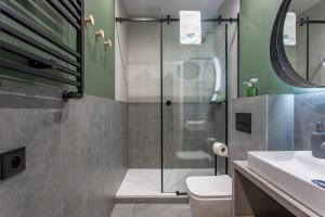 ein Badezimmer mit Dusche, Toilette und Waschbecken in der Unterkunft Apart-Invest Gimnazjalna 3 in Szklarska Poręba