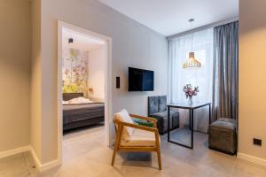 ein Wohnzimmer mit Tisch und ein Schlafzimmer in der Unterkunft Apart-Invest Gimnazjalna 3 in Szklarska Poręba