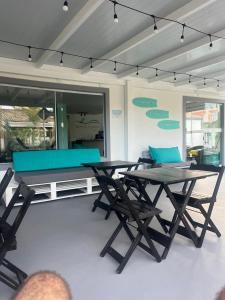 Dona Catarina Hotel في فلوريانوبوليس: طاولتين للتنزه وكراسي على الفناء