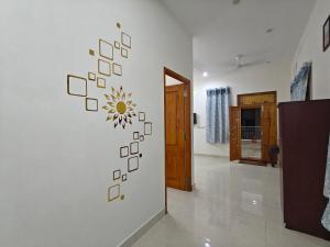 una habitación con una pared con un sol en la pared en Stellar Stays, en Auroville