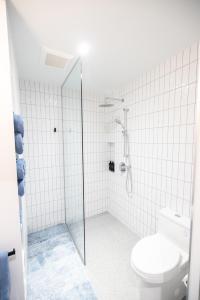 a bathroom with a shower and a toilet at Chalet BLOK in Lac-Beauport