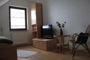 Μια τηλεόραση ή/και κέντρο ψυχαγωγίας στο Ferienwohnung Karin Schindler +3 φωτογραφίες