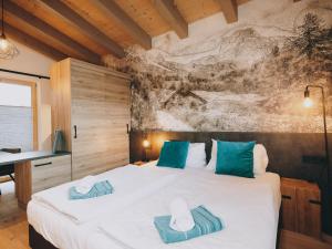 ein Schlafzimmer mit einem großen Bett mit Handtüchern darauf in der Unterkunft Studio Niederseer by we rent, JOKERCARD INCLUDED in Saalbach-Hinterglemm