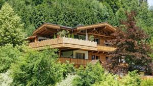 ein großes Holzhaus mitten im Wald in der Unterkunft Studio Niederseer by we rent, JOKERCARD INCLUDED in Saalbach-Hinterglemm