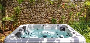 Zahrada ubytování Amazing,full privacy holiday home with swimming pool l & hot tub