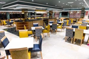 勒斯滕堡Sparkling Resorts and Spa的有桌椅和酒吧的餐厅