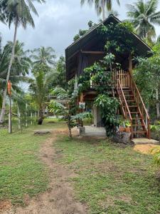 Κήπος έξω από το The Beach House at Dipnay San Fernando, El Nido