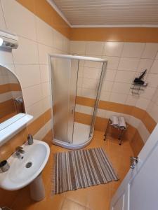 ein Badezimmer mit Dusche und Waschbecken in der Unterkunft Best View Kolasin in Kolašin + 54 Fotos