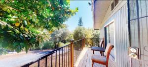 Μπαλκόνι ή βεράντα στο Cozy 4BR with King Bed and Furnace