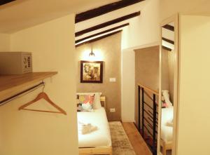 ein kleines Zimmer mit 2 Etagenbetten und einem Spiegel in der Unterkunft Domus Tepula II in Rom