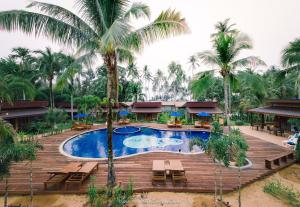 Der Swimmingpool an oder in der Nähe von Seafar Resort