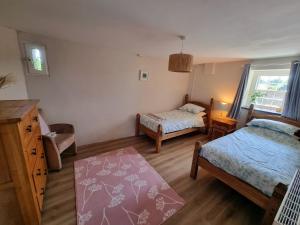 ein kleines Schlafzimmer mit 2 Betten und einem Tisch in der Unterkunft The Old Vestry - pet friendly! in Manortown