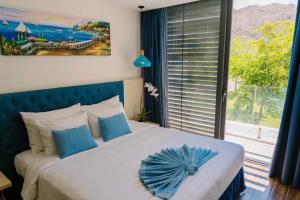 ein Schlafzimmer mit einem großen Bett mit einem großen Fenster in der Unterkunft Villa 4pn Oceanami Resort Long Hải Phước Hải in Long Hải