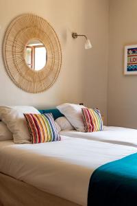 2 Betten mit Kissen in einem Zimmer mit Spiegel in der Unterkunft Bastide Aubignan in Aubignan + 36 Fotos