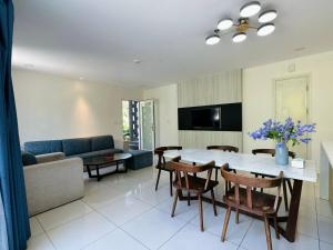 eine Küche und ein Wohnzimmer mit Tisch und Stühlen in der Unterkunft Villa 4pn Oceanami Resort Long Hải Phước Hải in Long Hải