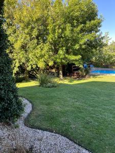 Casa Las Cortaderas في سييرا دي لا فينتانا: حديقة بها مسار حجري في العشب