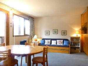 a living room with a blue couch and a table at Charmant 2 pièces pour 5 pers. au cœur de Peisey Village - FR-1-757-125 in Landry