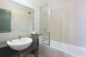 Rocklea International Motel tesisinde bir banyo