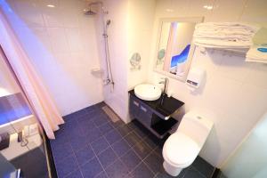 Koupelna v ubytování Galaxia Business Hotel