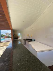 Una cocina grande con encimera en una habitación. en Casa Recanto de Guarajuba, en Guarajuba