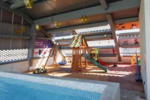 ドーハにあるSteigenberger Residence Dohaのスライド付きプールルーム