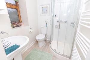 Vannituba majutusasutuses Honeysuckle Cottage Newton Ferrers +36 fotot