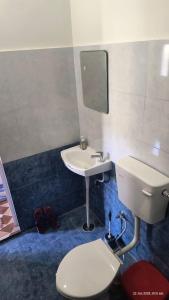 シムラーにあるSunrise View Homestayの白いトイレと洗面台のあるバスルーム