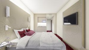 Un dormitorio con una cama grande con almohadas rojas. en VISIONAPARTMENTS Rue de Berne - contactless check-in, en Ginebra